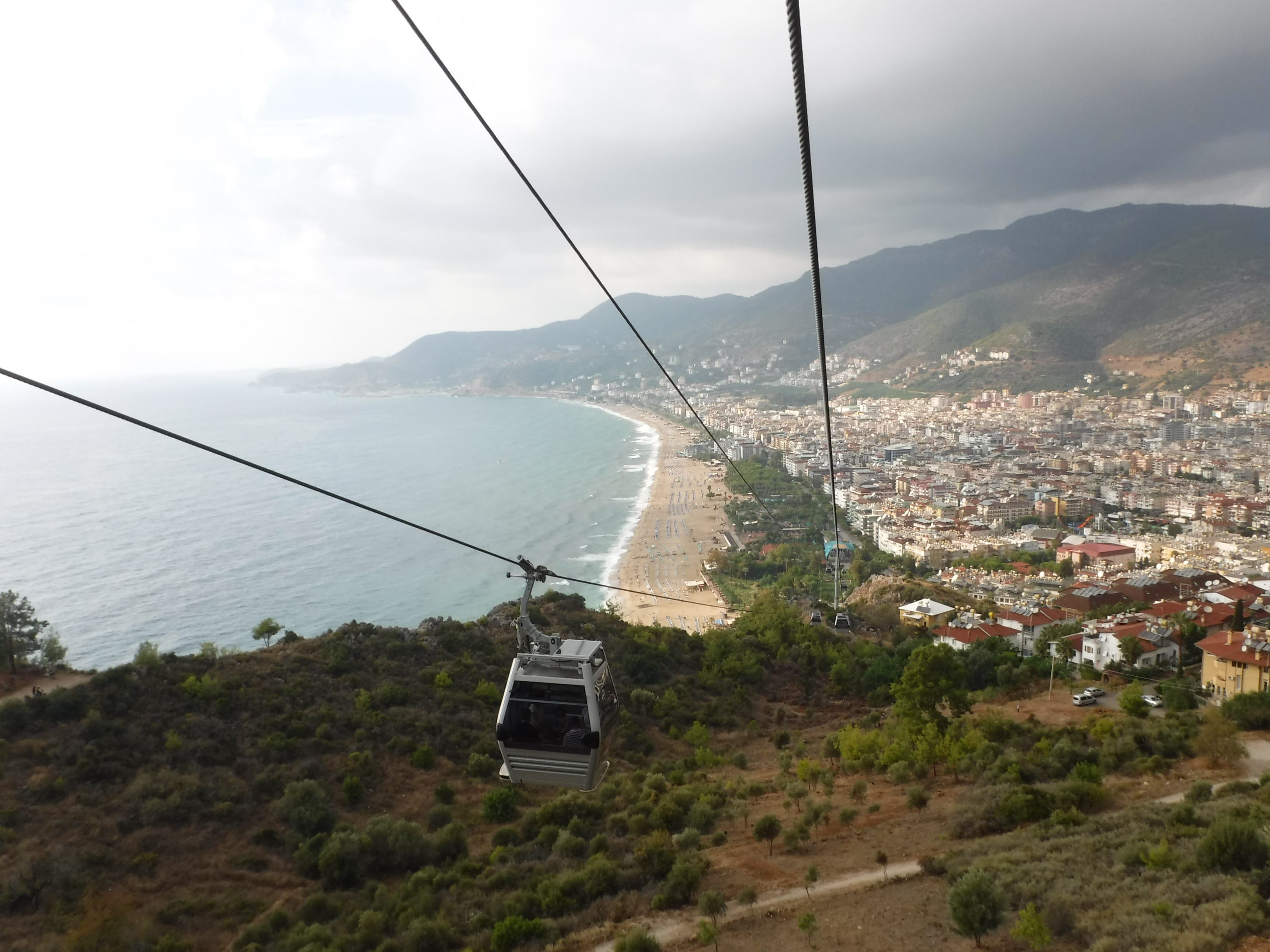 Damlataş hattında teleferik kabini yükseliyor