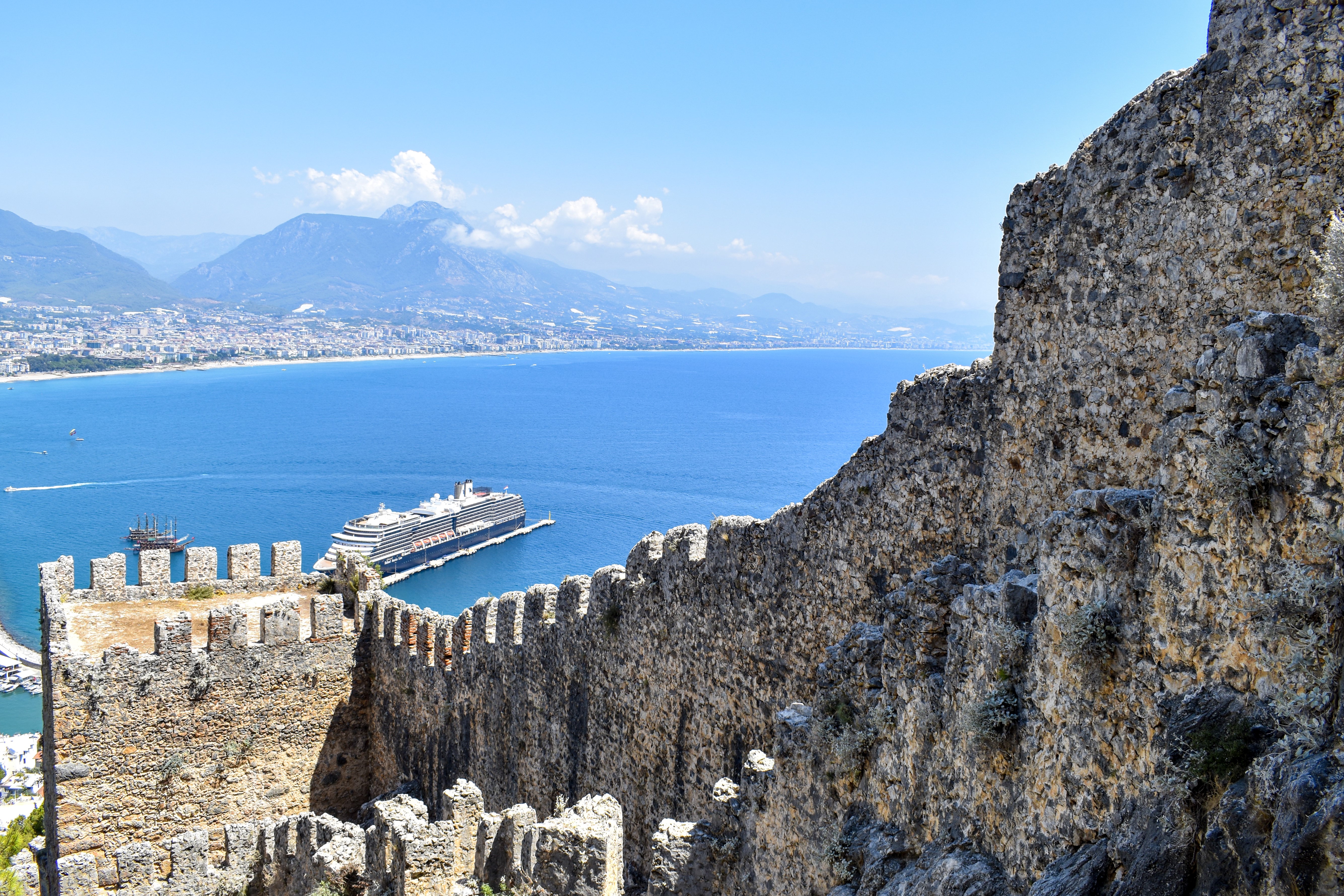 Alanya’da doğu surları denize uzanıyor