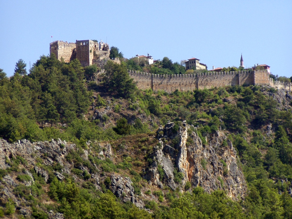 Alanya’da kale surları yarımadayı çevreliyor