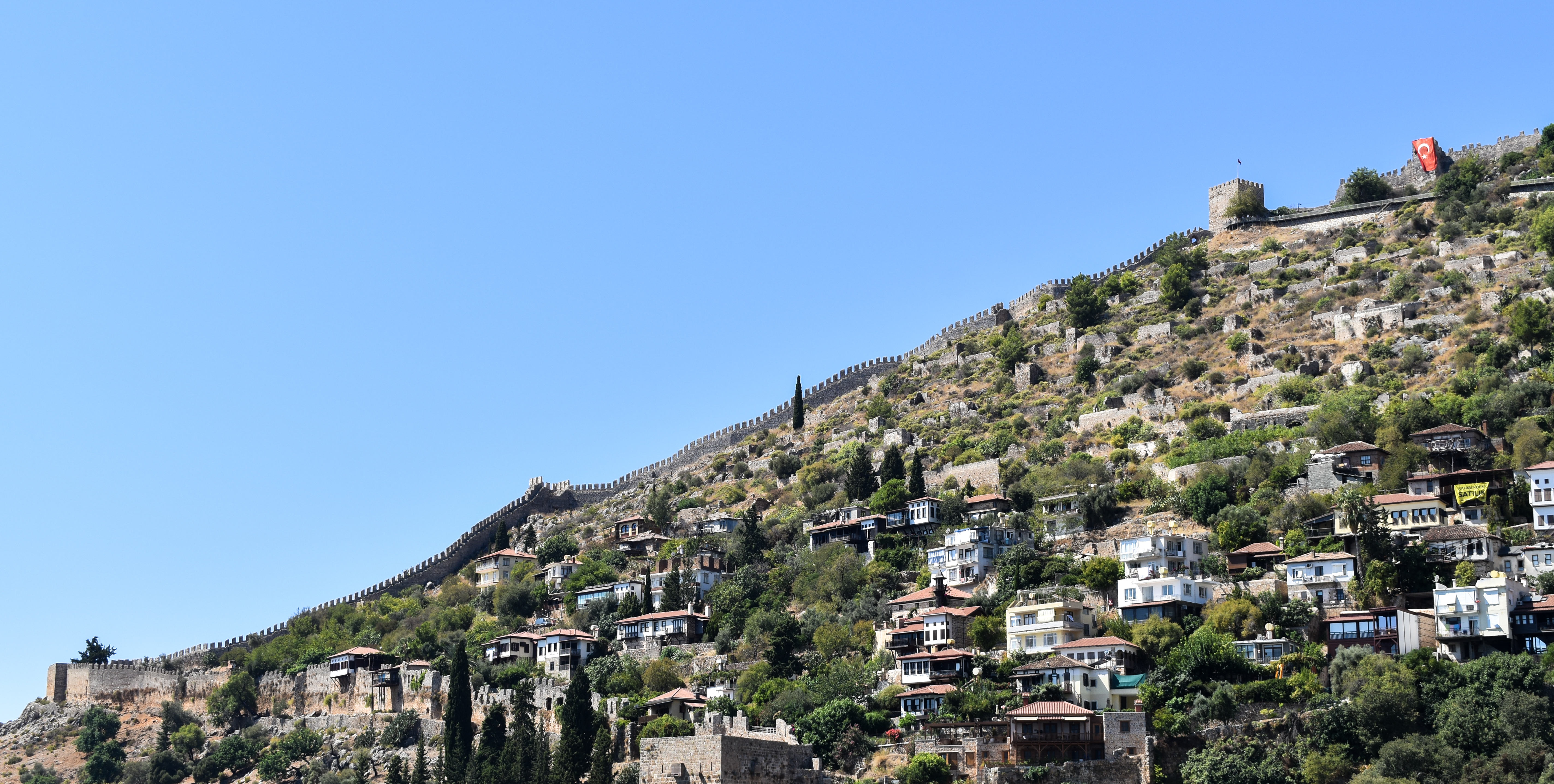 Alanya’da güney surları yamaç boyunca yükseliyor