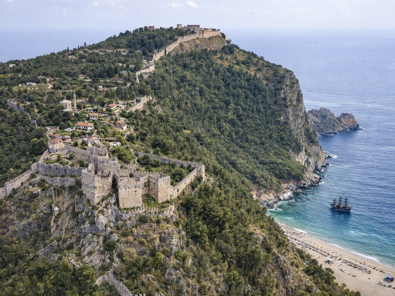 Alanya Kalesi deniz üzerinde yükseliyor