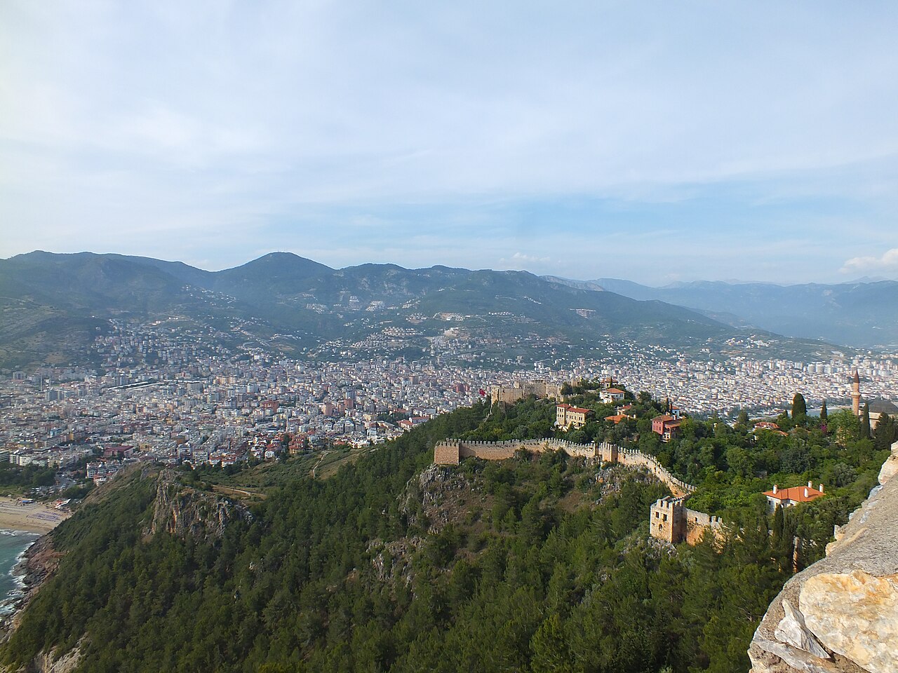 Alanya ve Alanya Kalesi surları (Fotoğraf: Cobija / Wikimedia Commons)