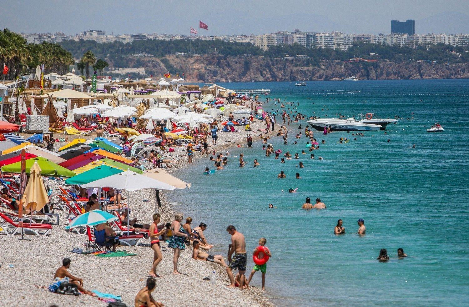 Antalya sahilinde turist yoğunluğu sürüyor