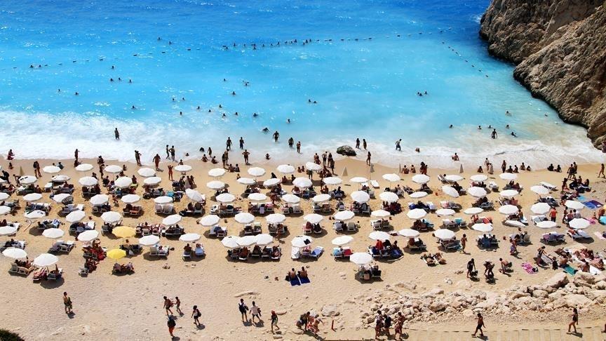Antalya plajlarında yaz hareketliliği yaşanıyor