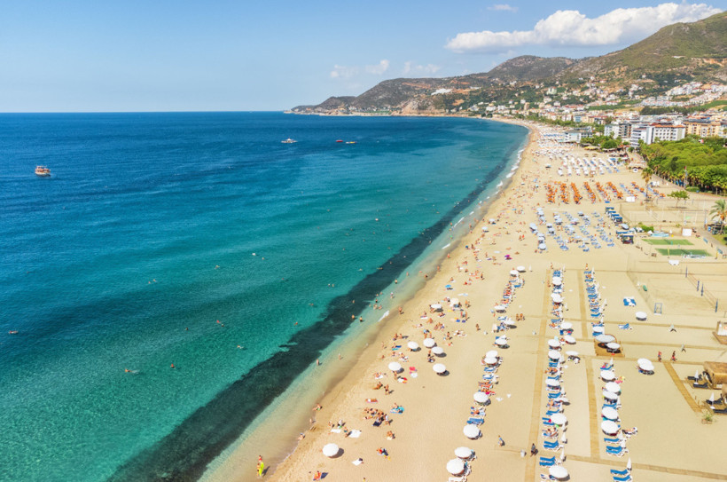 Alanya sahilinde açık ve sakin hava