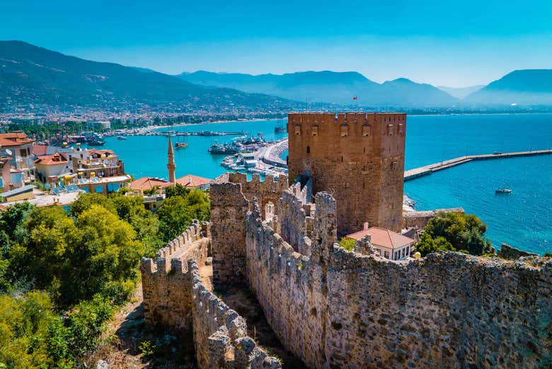 Alanya Kalesi limana doğru uzanıyor