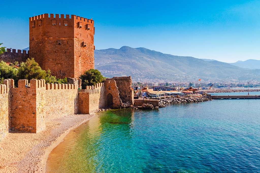 Alanya kıyısında tarihi surlar görülüyor