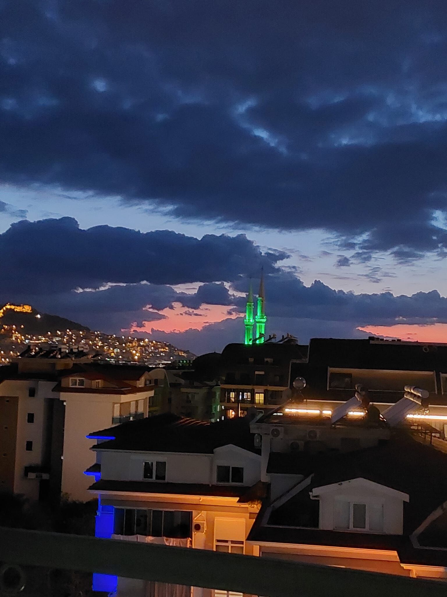 Alanya’da minareler iftar vaktinde aydınlandı