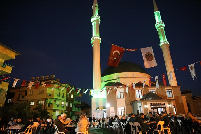 Alanya’da cami avlusunda iftar programı düzenlendi