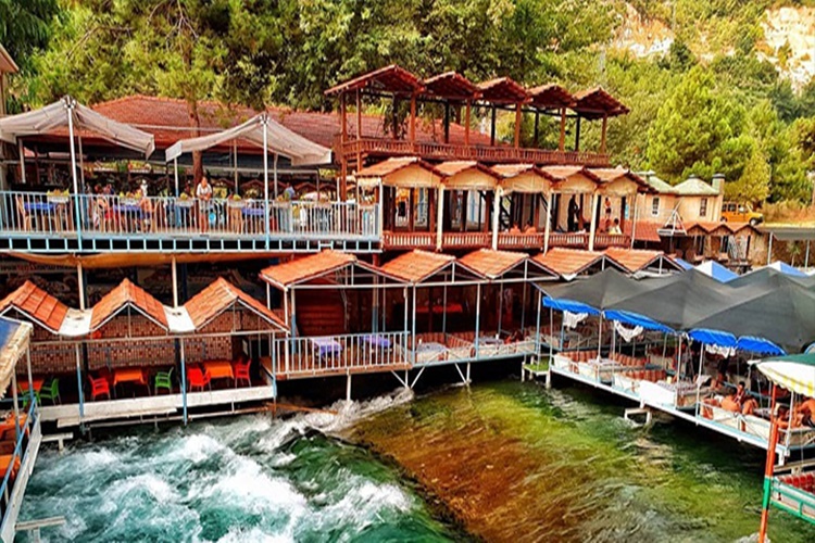 Dim Çayı’nda su üstü restoranlar