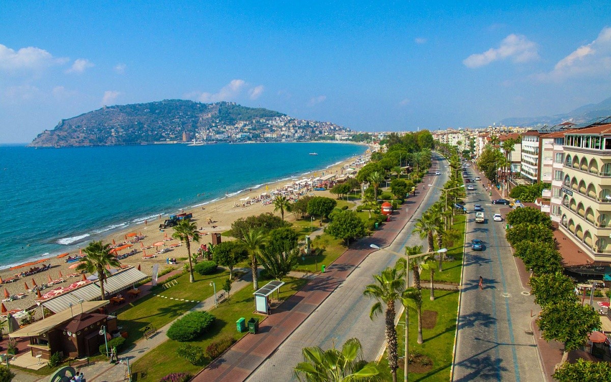 Alanya sahil yolunda şehir trafiği