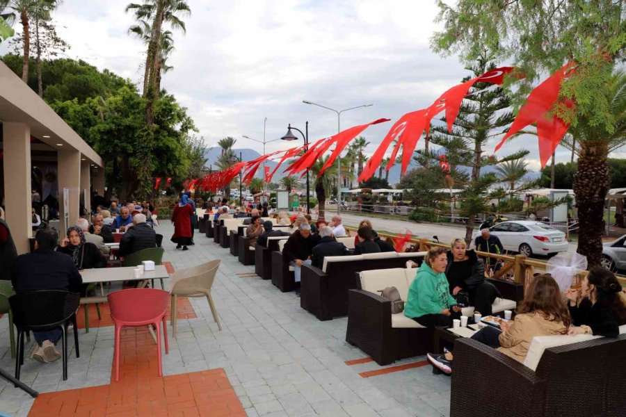 İskele Çay Bahçesi açık oturma alanı