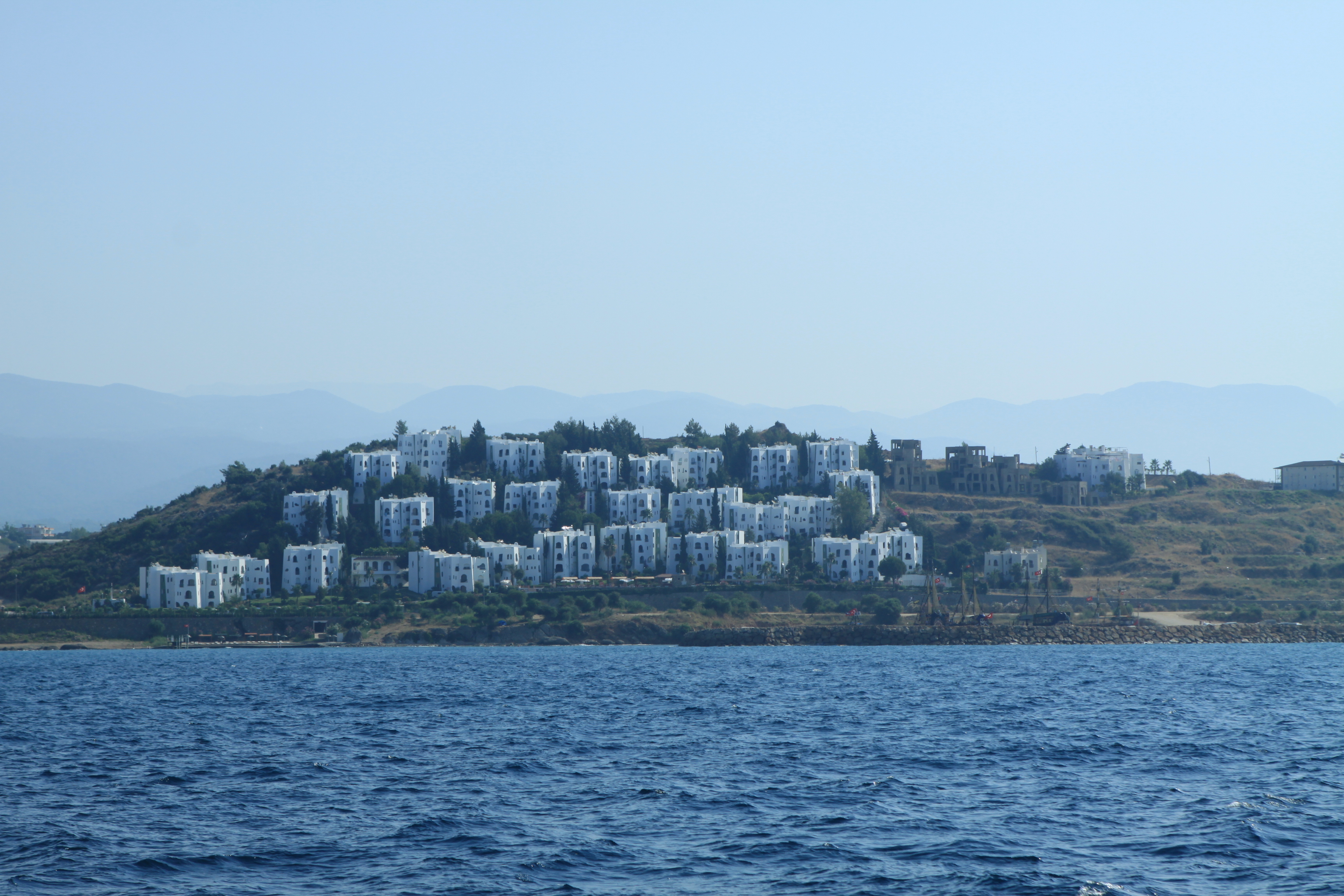 Avsallar kıyısında yerleşim ve deniz