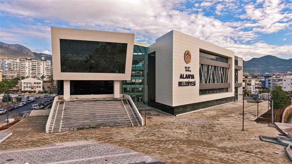 Alanya’da belediye binası ve çevresi