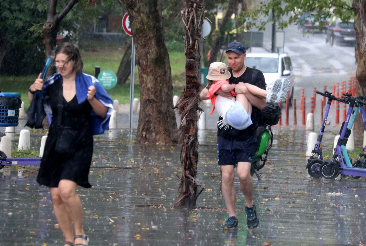 Antalya’da yağışlı hava kentte etkisini gösteriyor