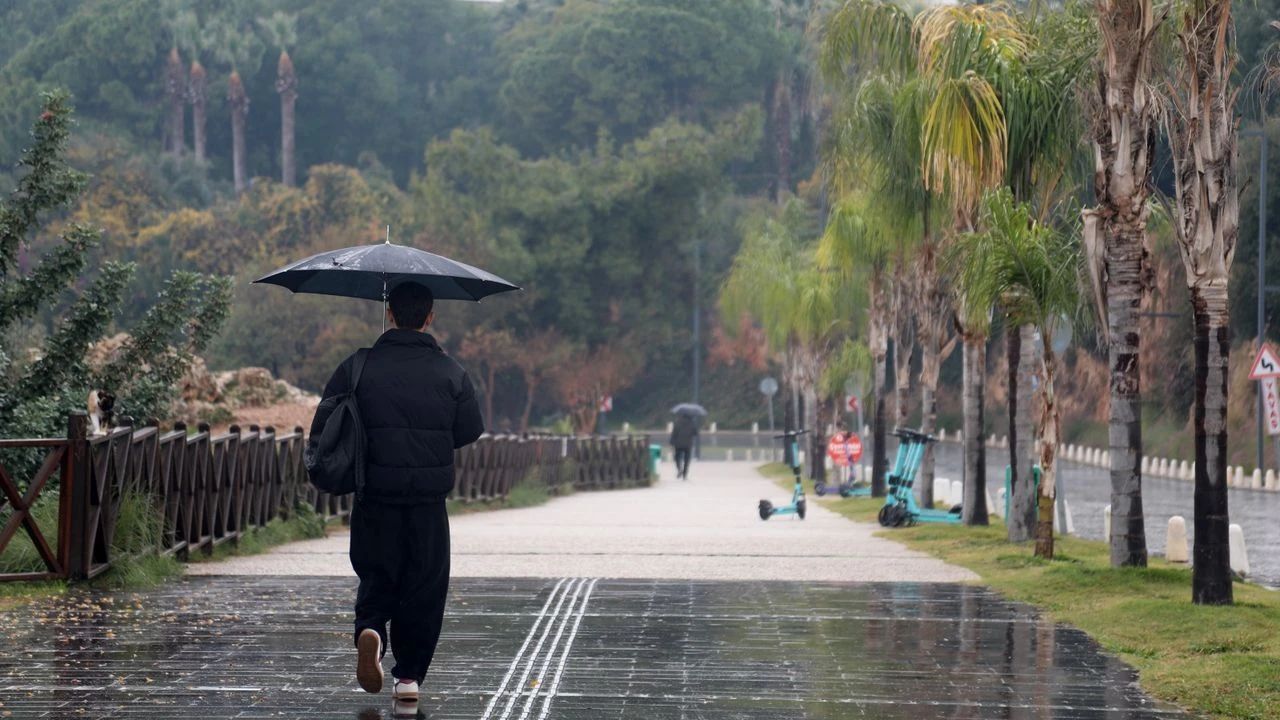 Antalya sahilinde rüzgarlı hava dikkat çekiyor