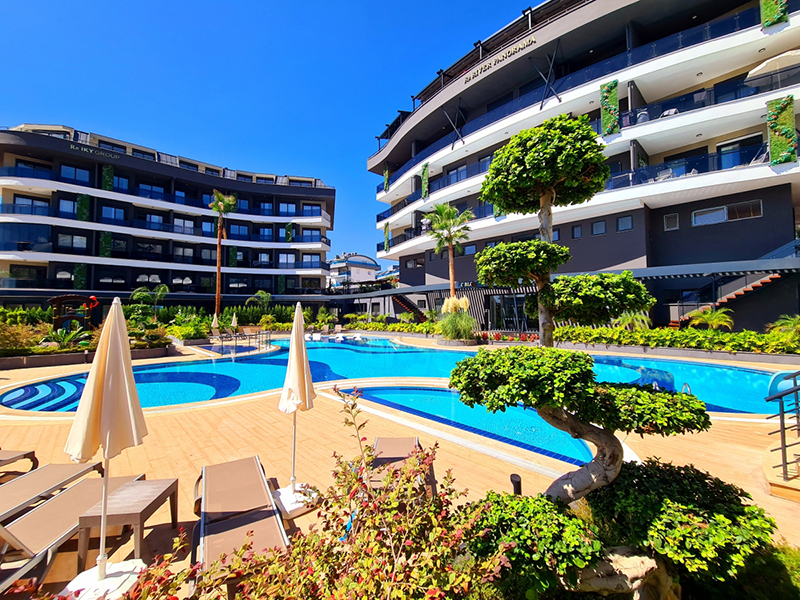Oba’da modern konut sitesi ve havuz
