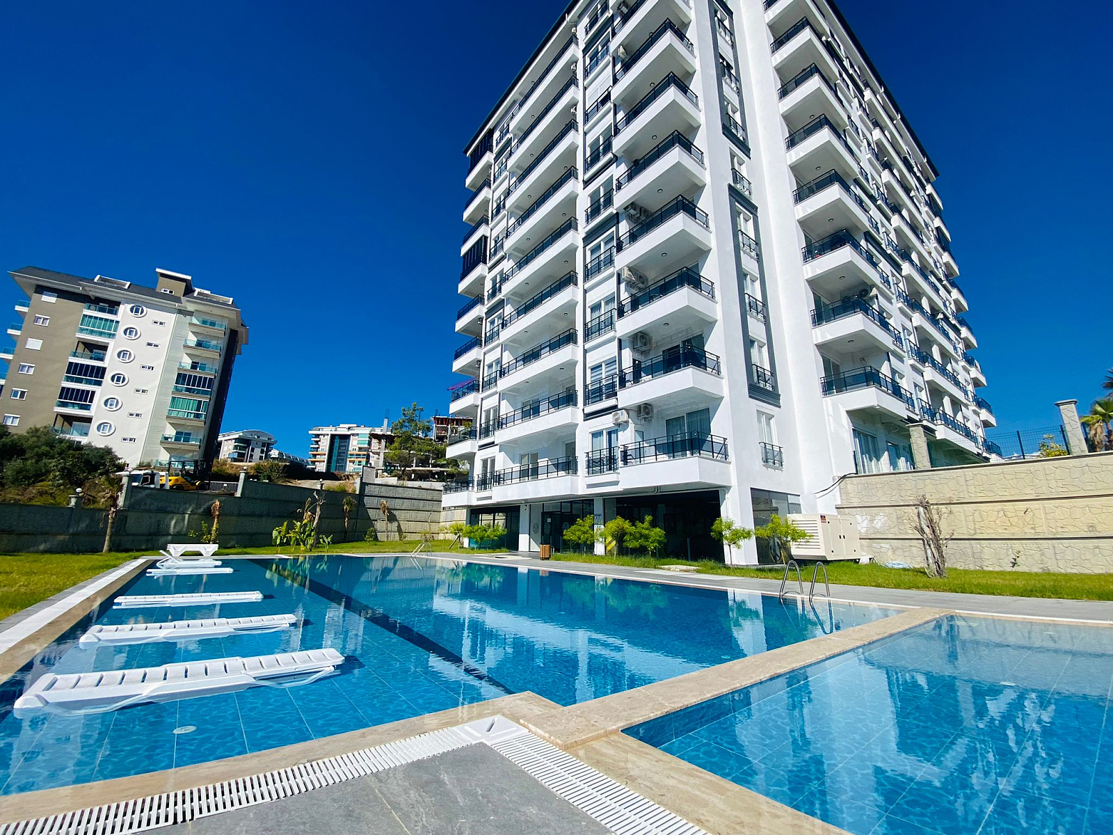 Avsallar’da apartman sitesi ve ortak havuz