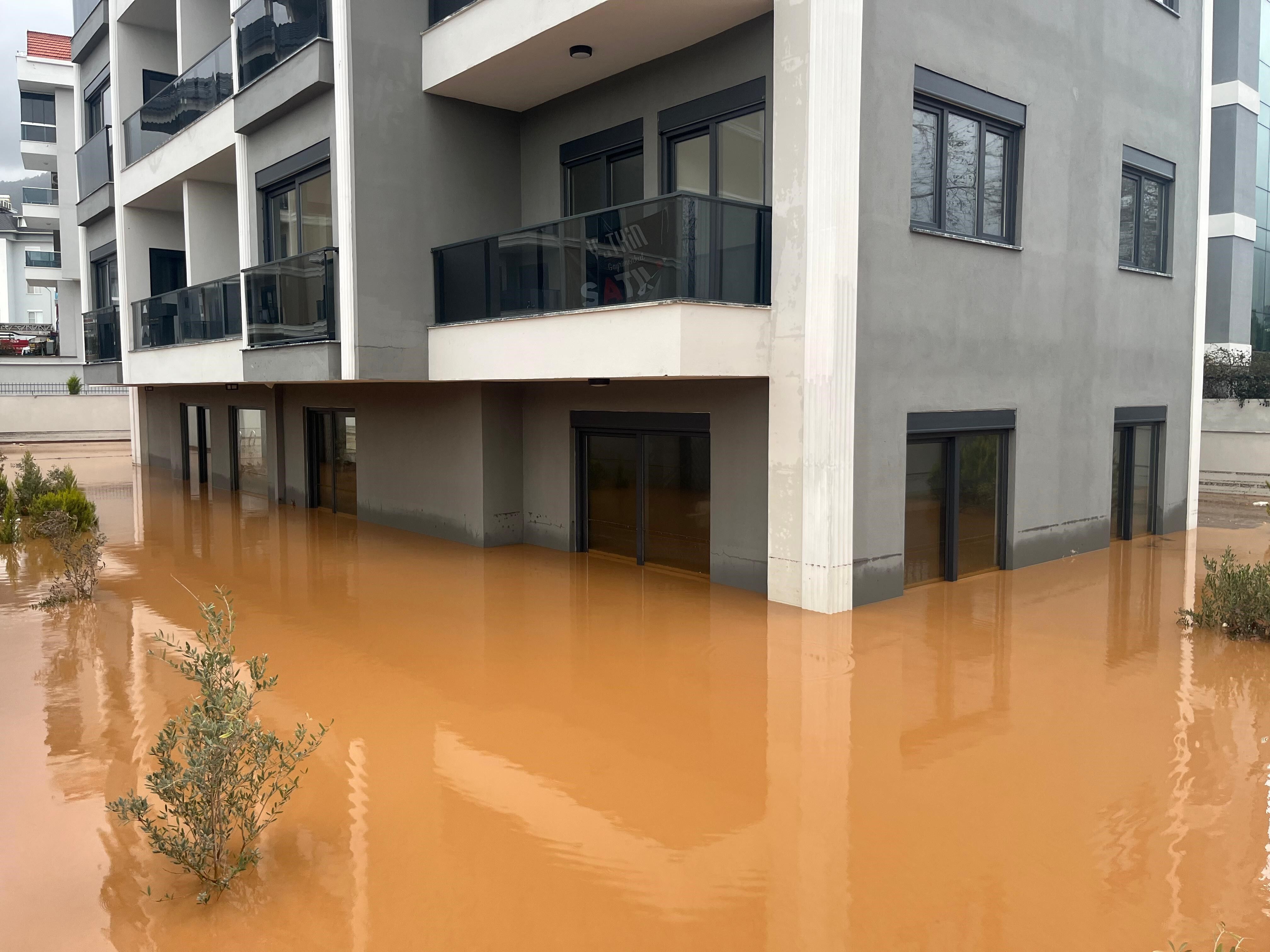 Alanya’da sağanak sonrası bina çevresi