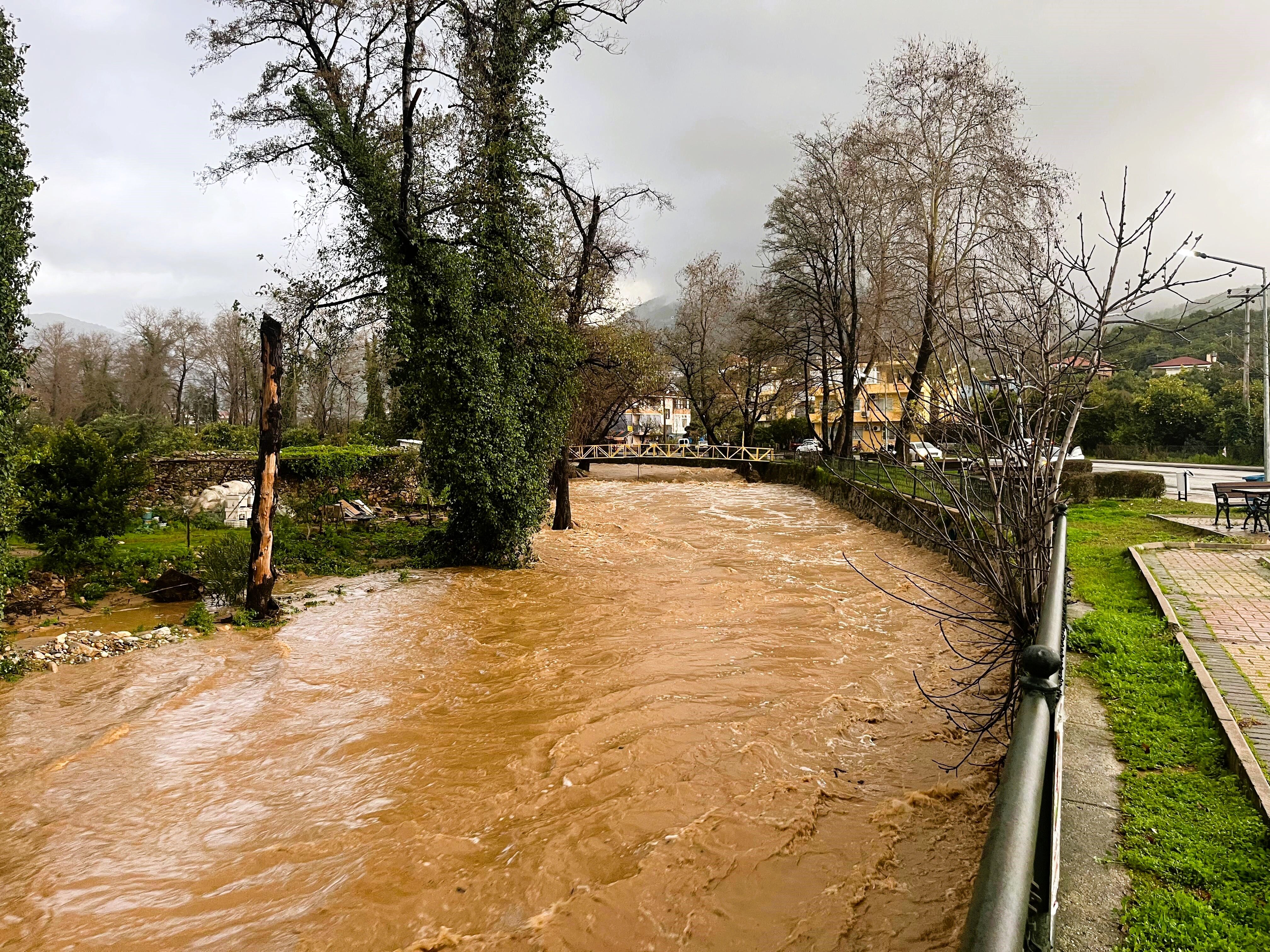 Alanya Oba Çayı debisi yükseldi