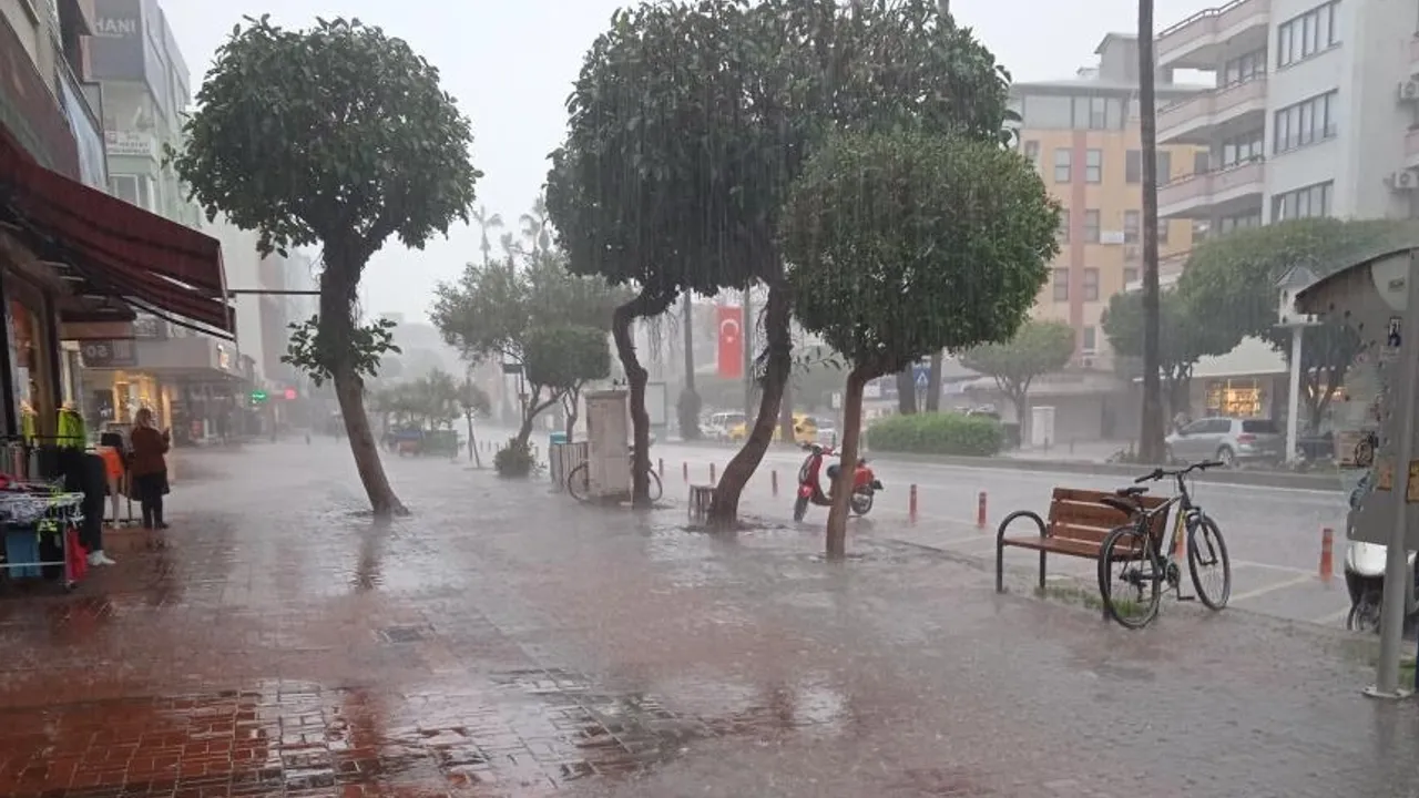 Alanya merkezde kuvvetli yağış etkili
