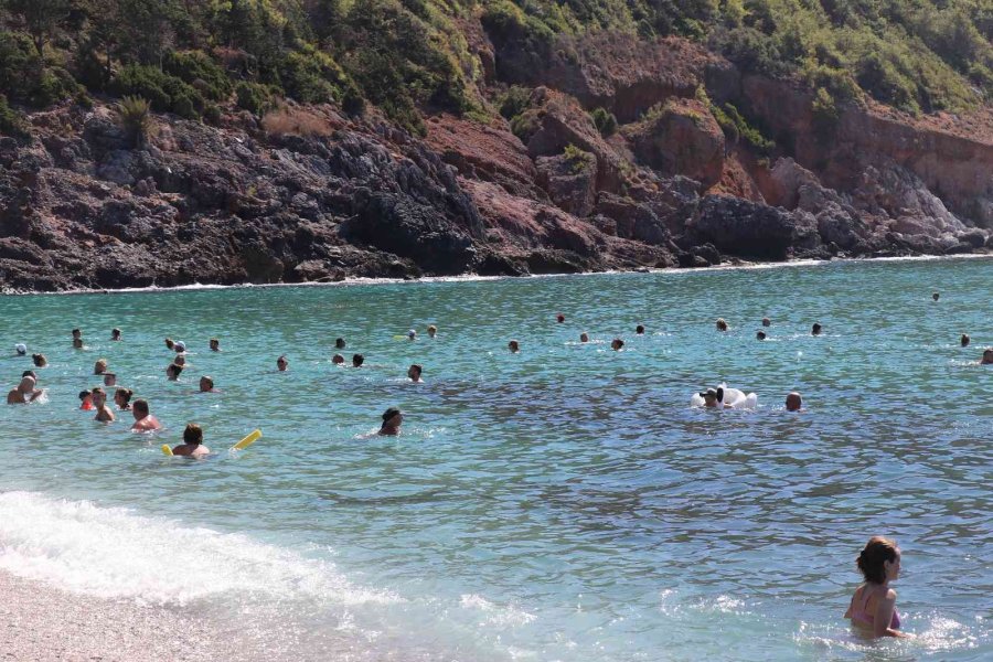 Alanya’da ekim ayında yüzme keyfi