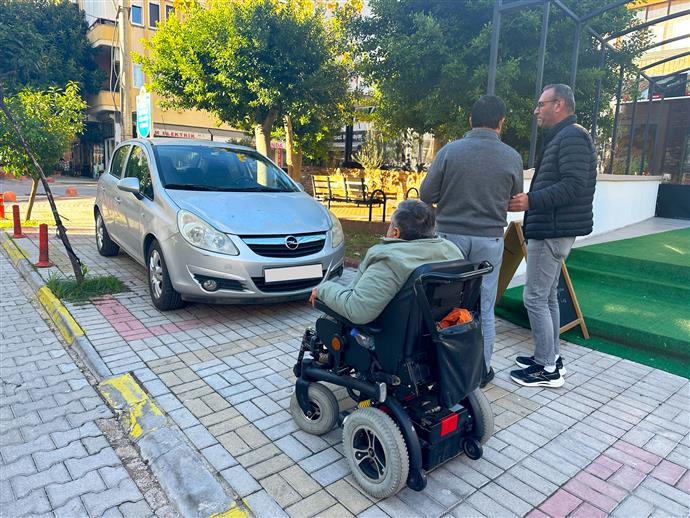 Alanya’da tekerlekli sandalye kaldırım geçişinde