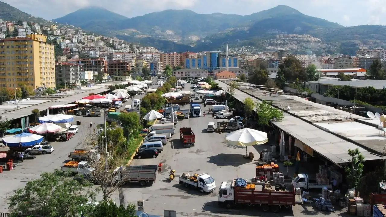Alanya Toptancı Hali’nde günlük hareketlilik