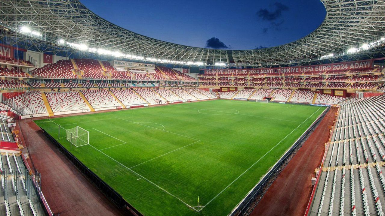 Antalya tribünlerinde maç heyecanı yaşanıyor
