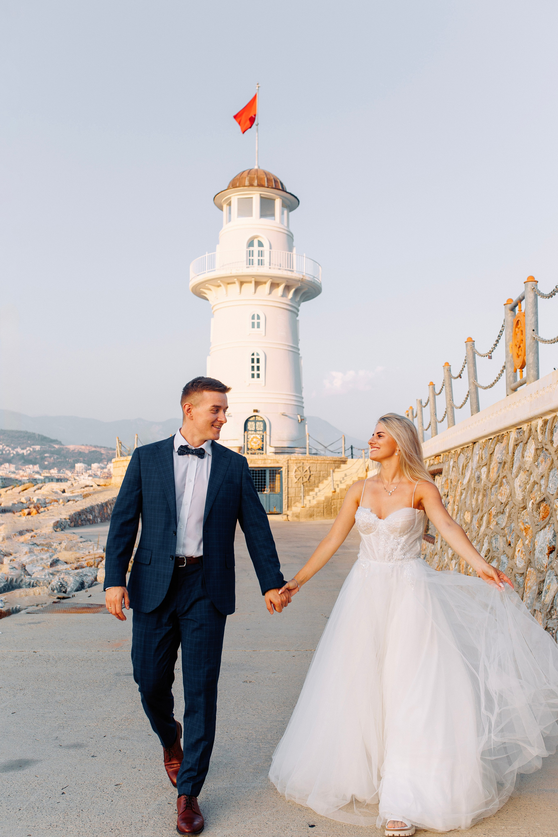 Alanya Limanı’nda evlenen çift birlikte yürüyor