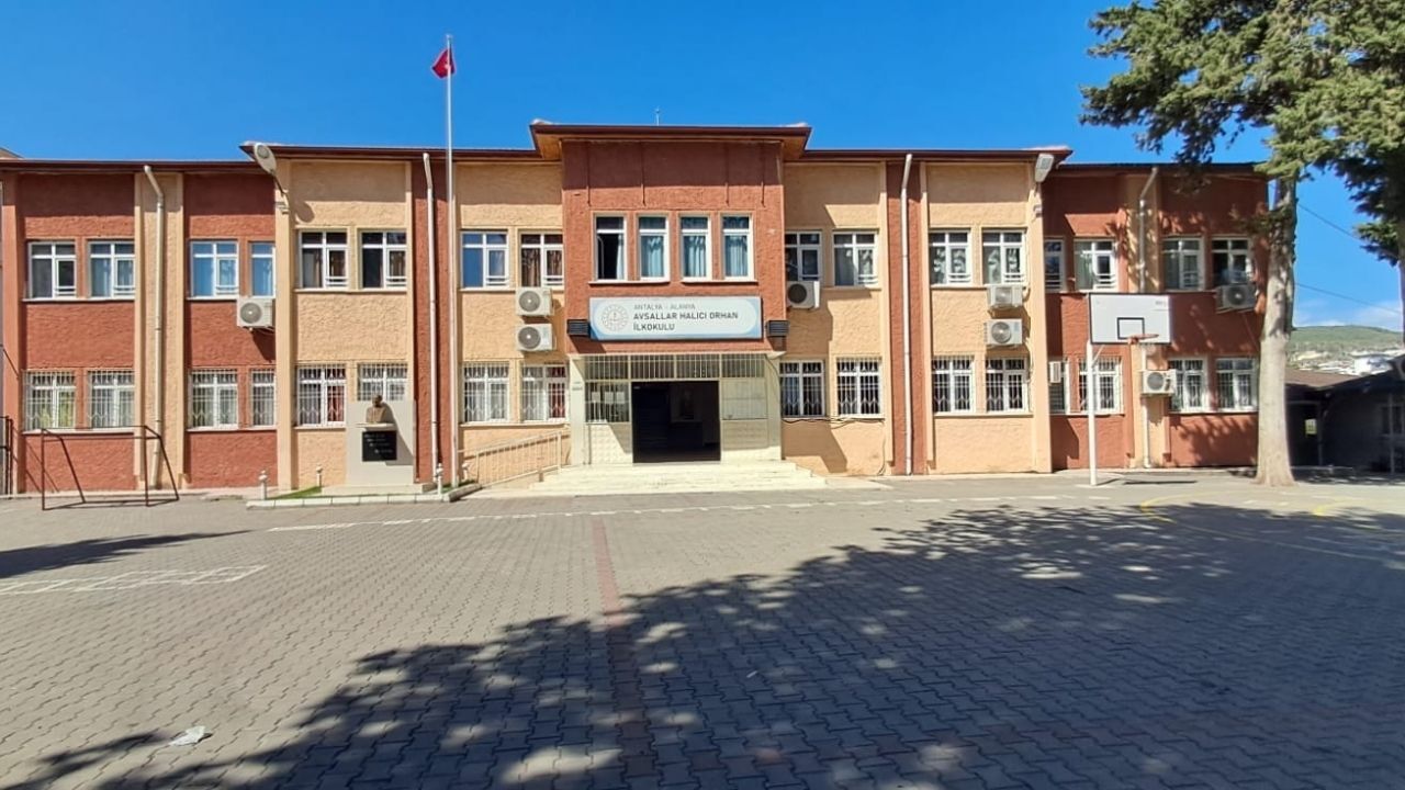 Halıcı Orhan İlkokulu’ndan dış cephe görünümü