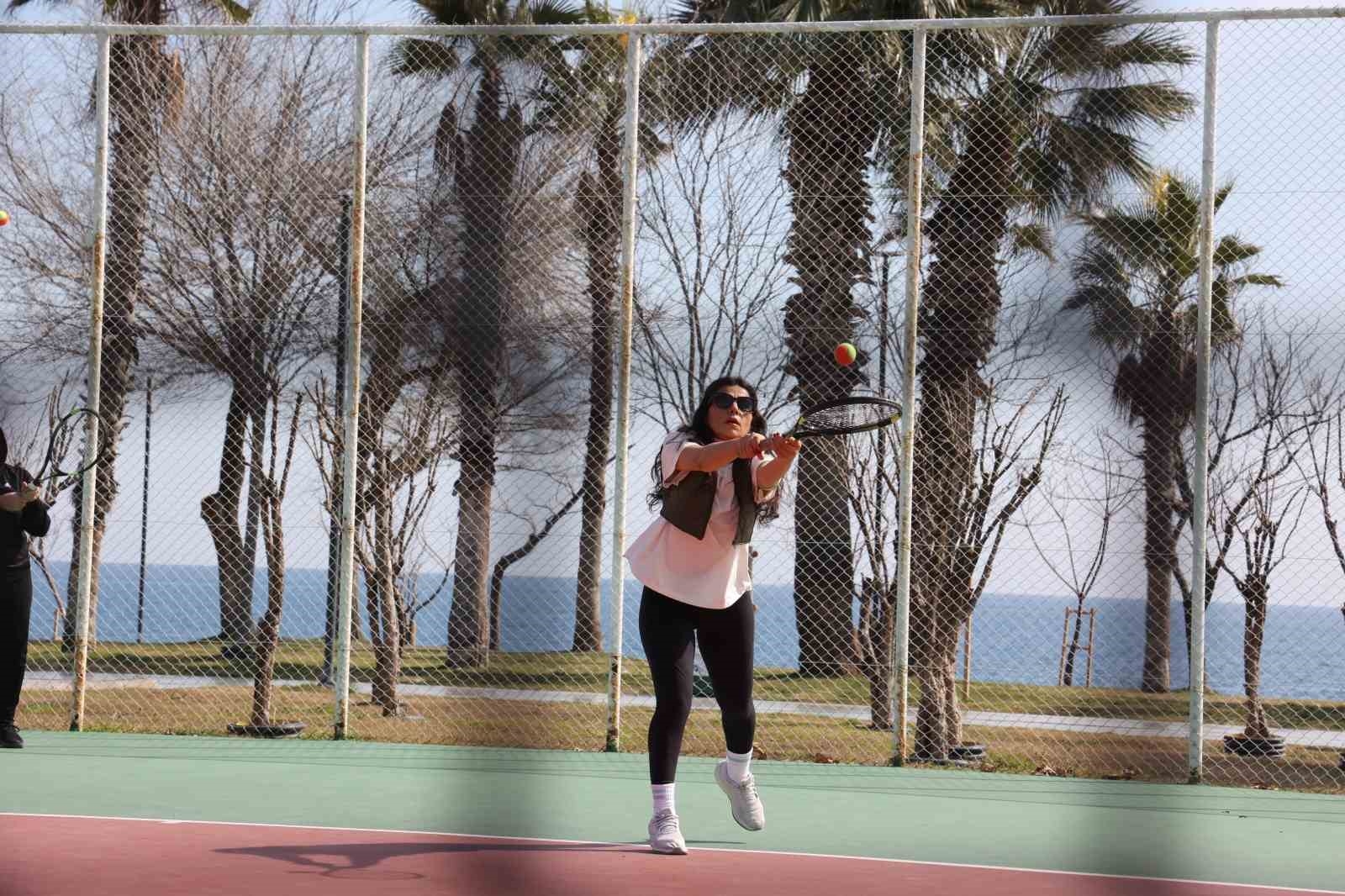 Konyaaltı’nda kursiyer tenis çalışması yapıyor