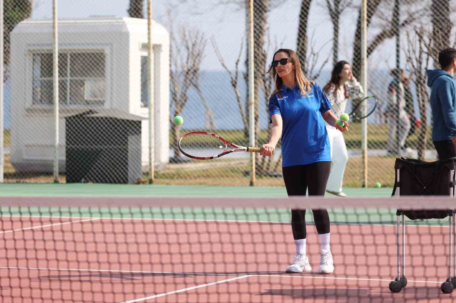 Antalya’da eğitmen kortta tenis gösteriyor