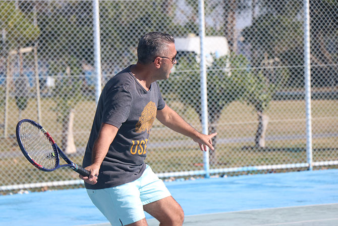 Konyaaltı’nda vatandaş tenis oynuyor