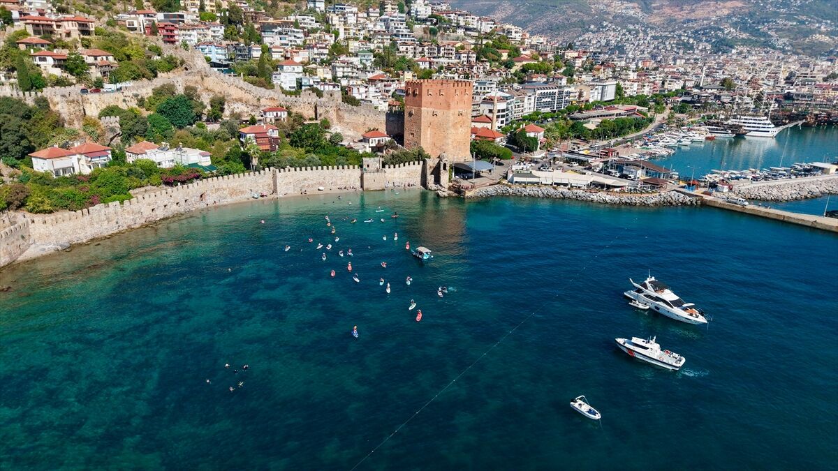 Alanya sahilinde deniz temizliği sürüyor