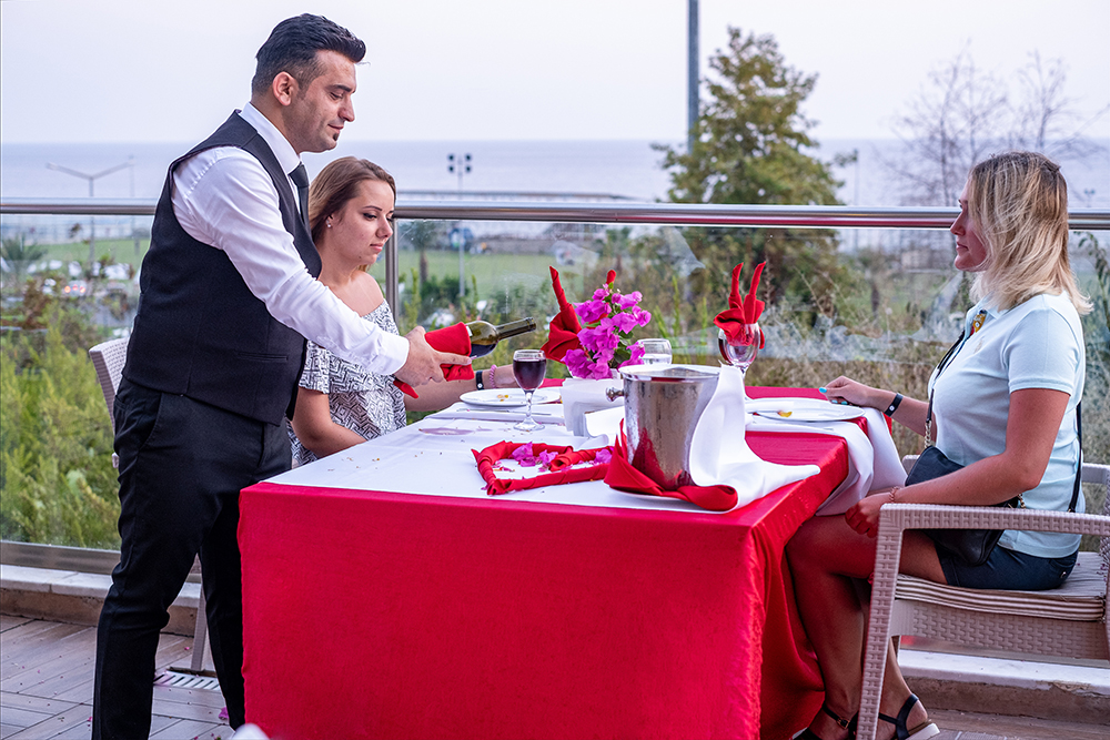 Alanya’da otel çalışanı servis yapıyor