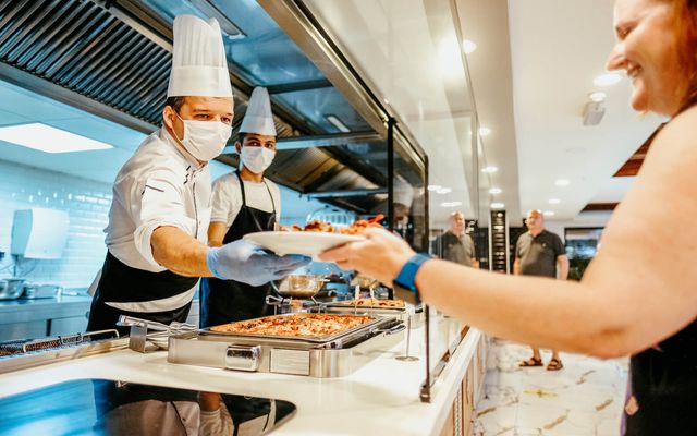 Alanya’da mutfak personeli büfede çalışıyor
