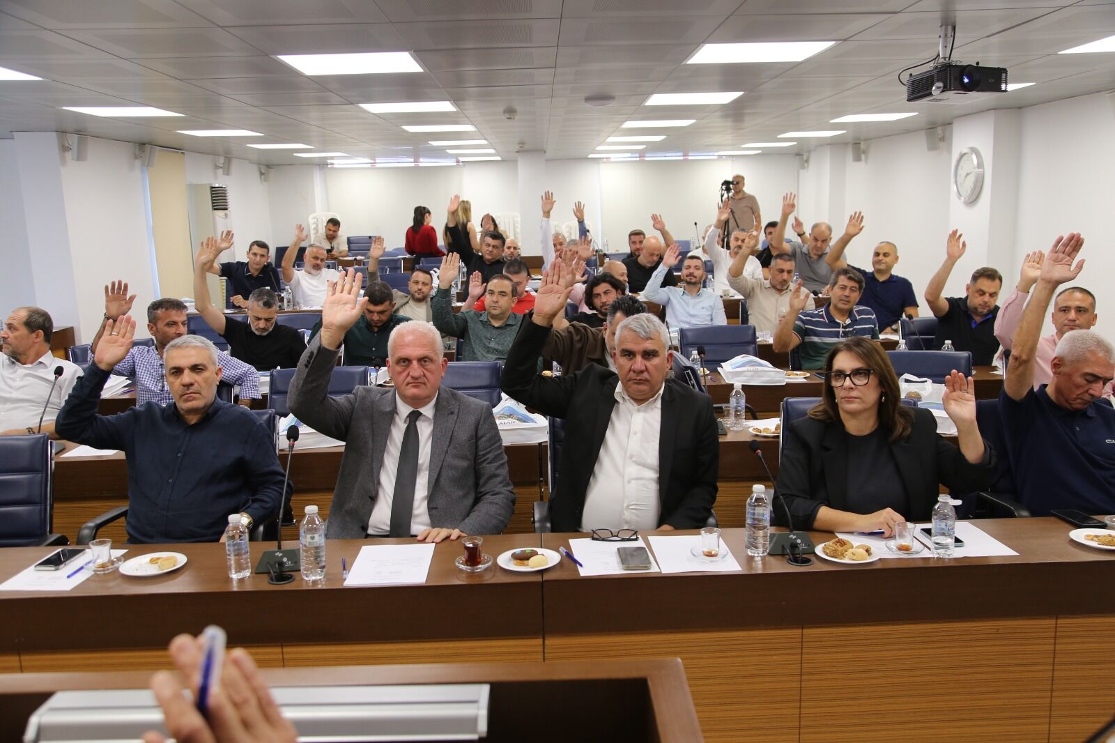 Alanya’da ALTSO üyeleri toplantıda oy kullanıyor