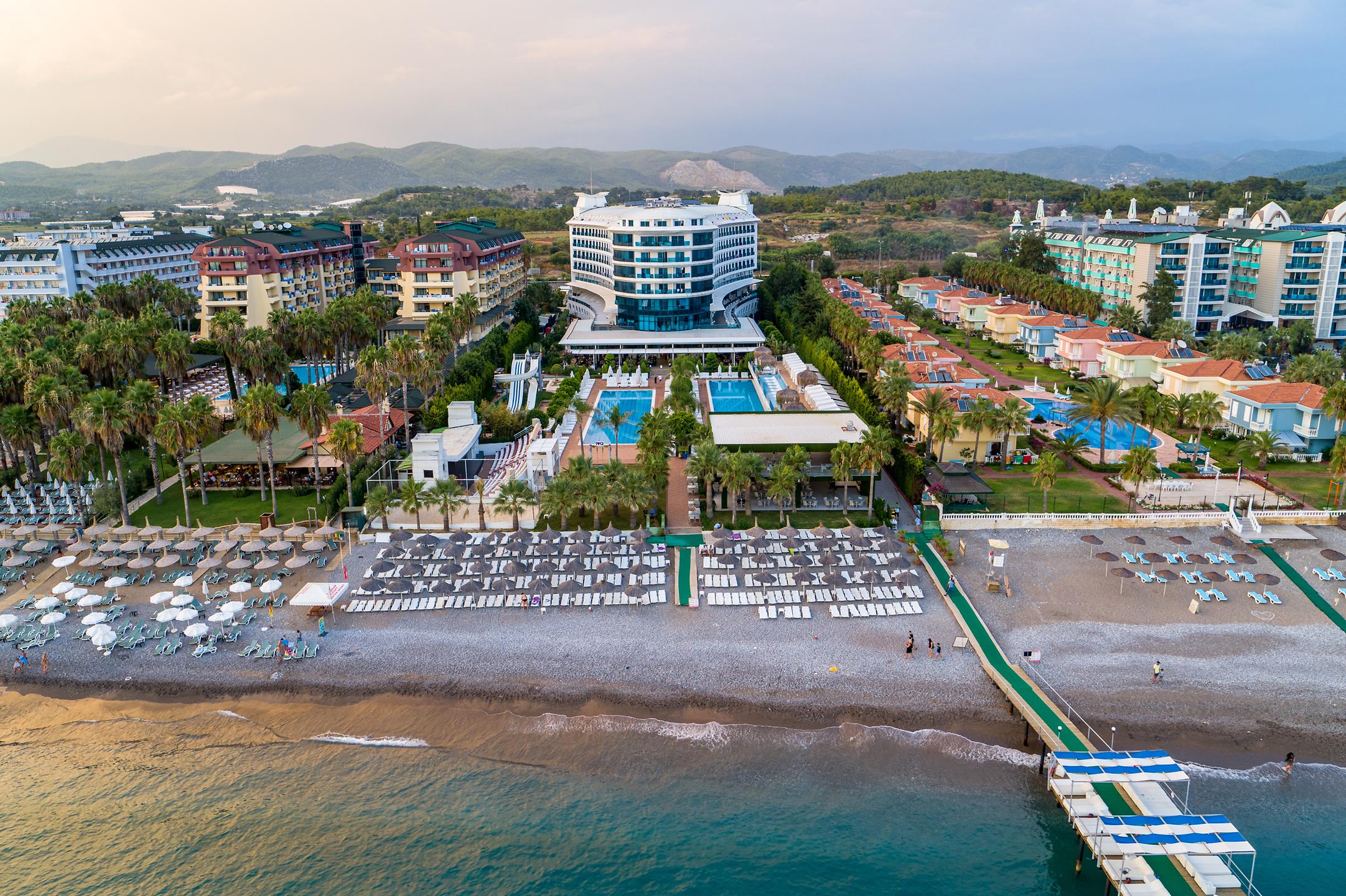 Okurcalar’da turizm tesisleri denize uzanıyor