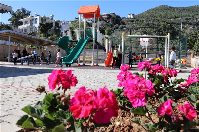 Dinek Mahallesi çocuk parkında oyun alanı