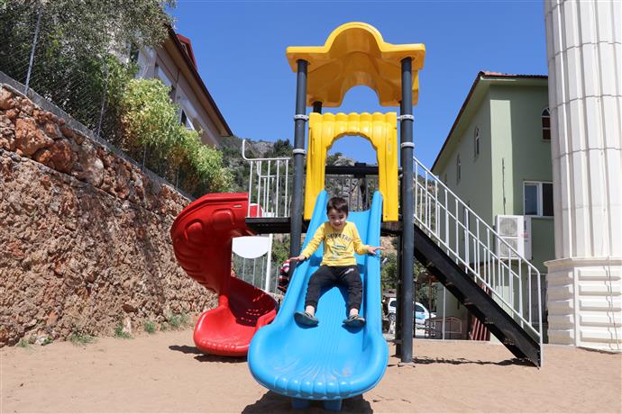 Oba Bucakoluk çocuk parkında oyun alanı