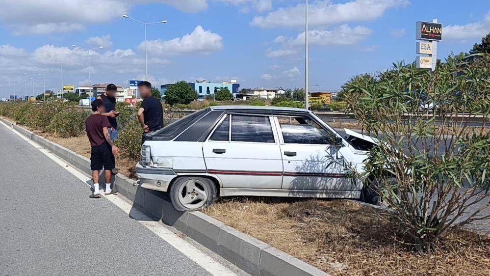 Manavgat’ta otomobil refüjde askıda durdu