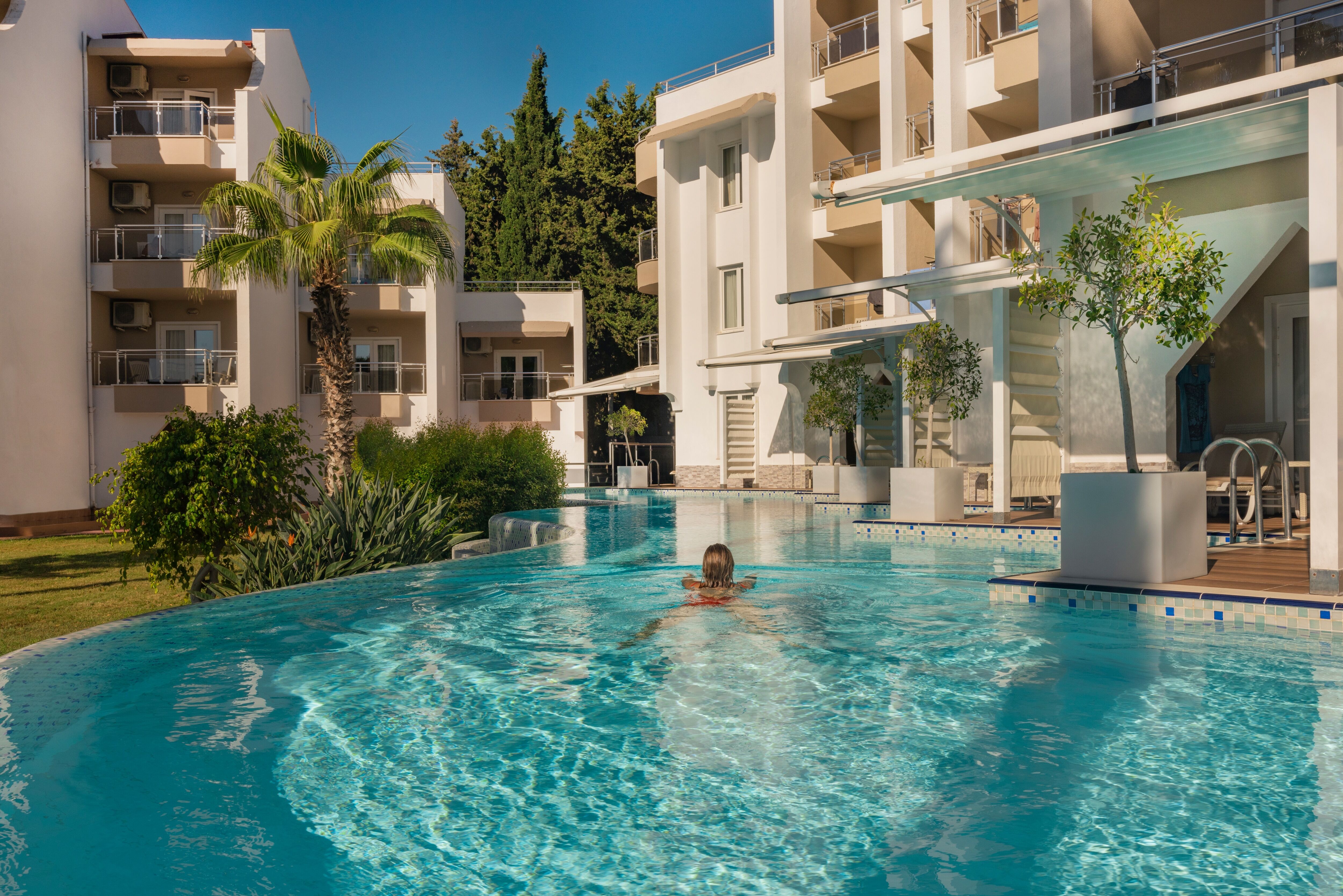 Antalya’da yabancı turistlerin tatil ilgisi sürüyor