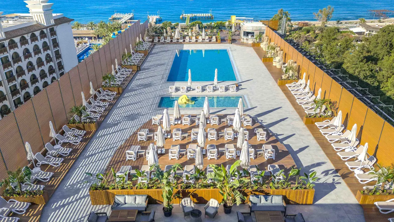 Alanya’da Bera tesisinin havuz alanı