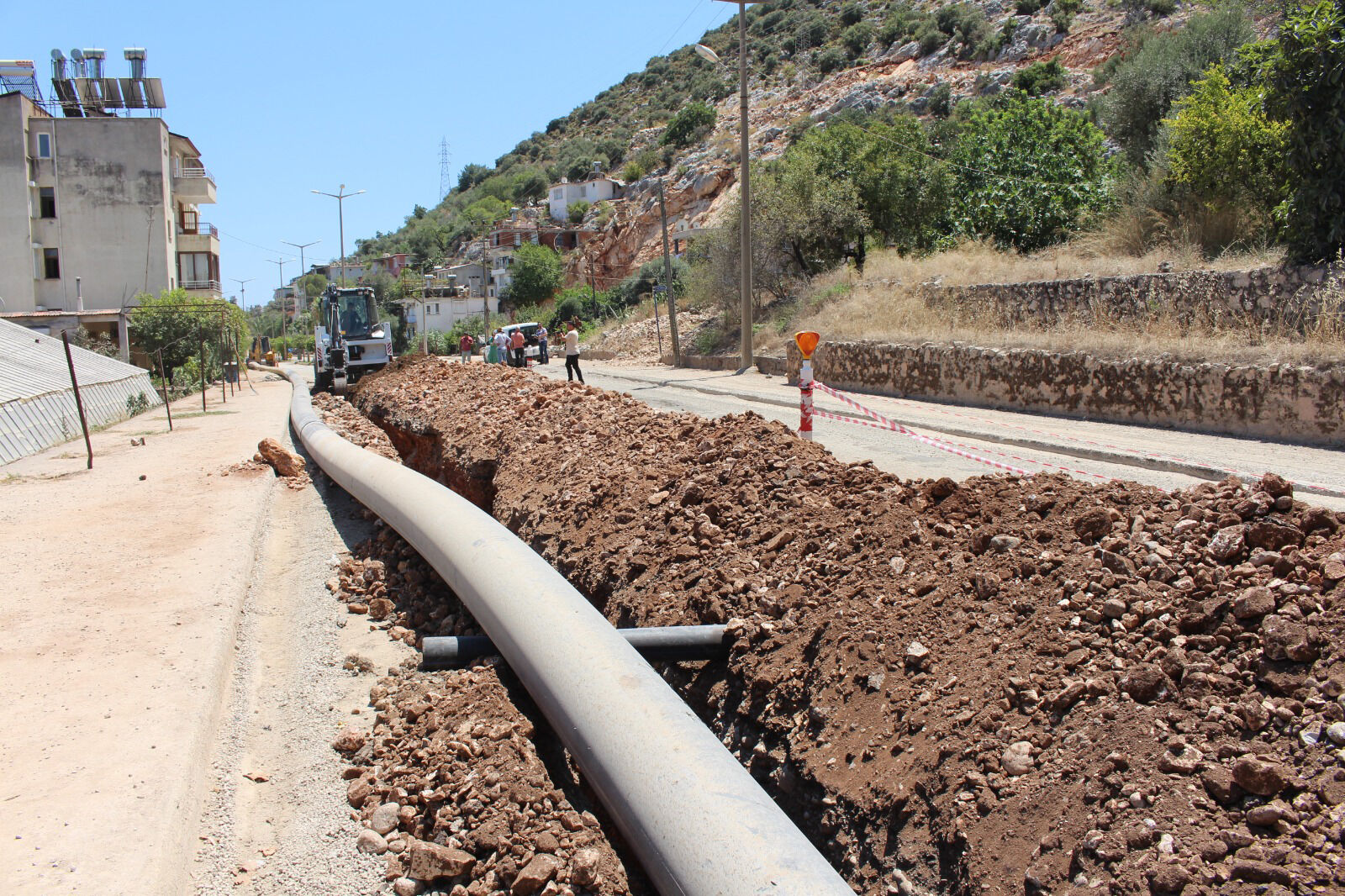 Finike’de yeni altyapı hattı döşeniyor