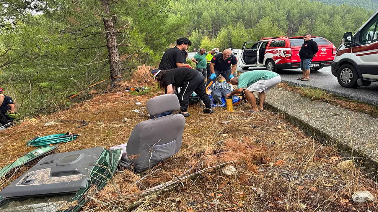 Akseki’de kamyonet yol dışına çıktı