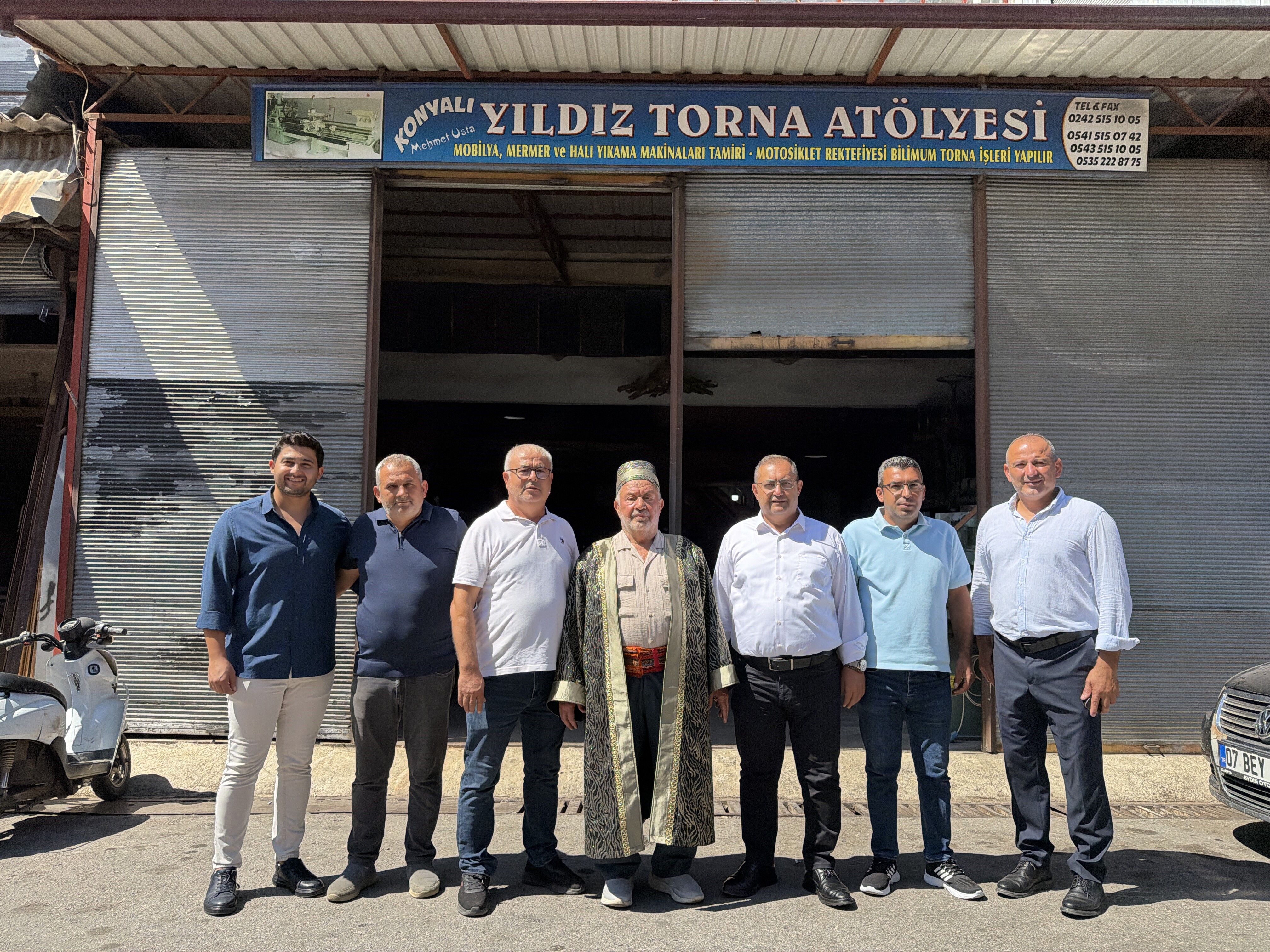 Sanayide usta tornacı çalışmalarını anlatıyor