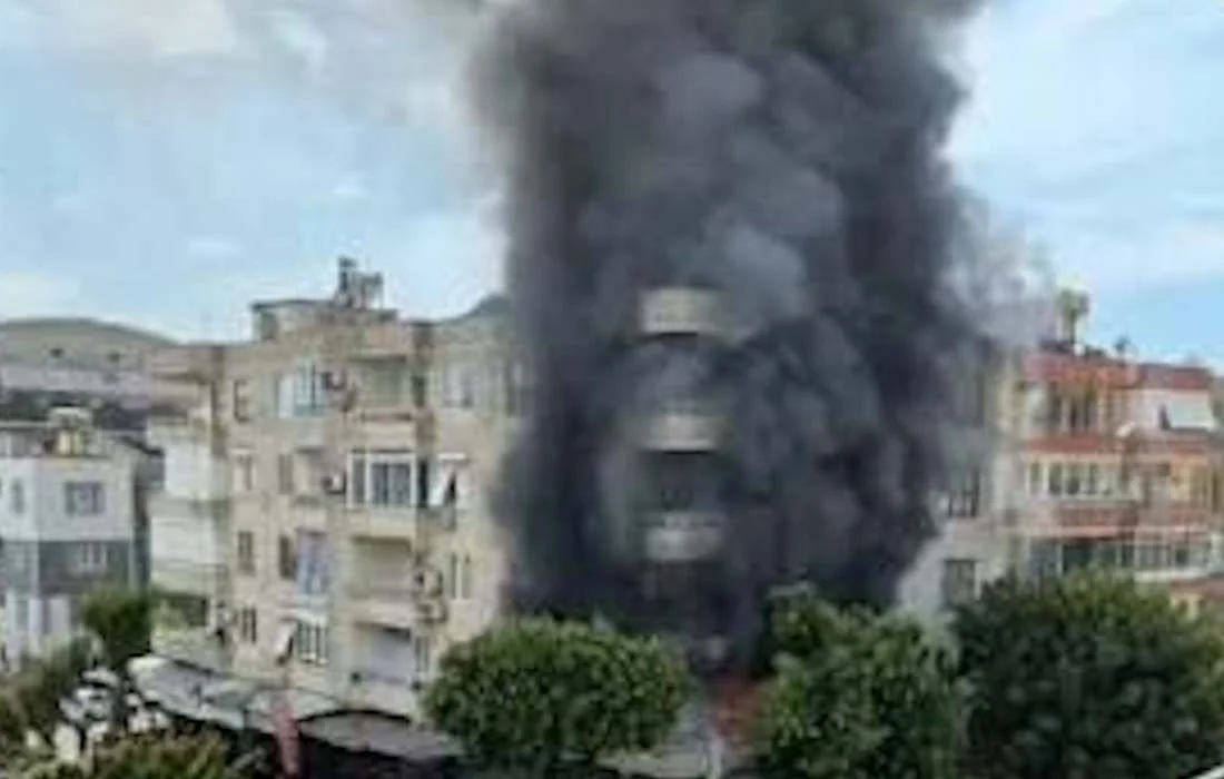 Alanya’da tesis binasından yoğun duman yükseliyor