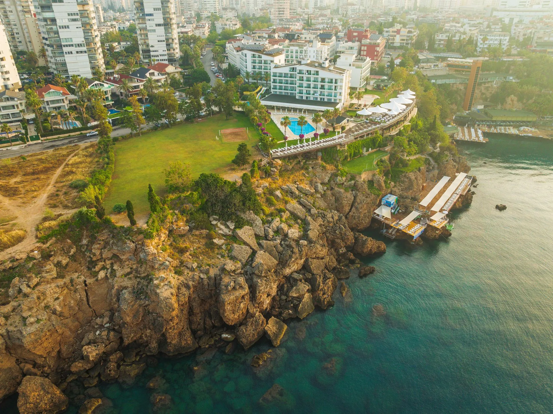 Muratpaşa’da otel yapıları kıyı hattında