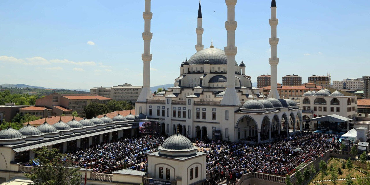 Alanya’da camide cuma öncesi bekleyiş